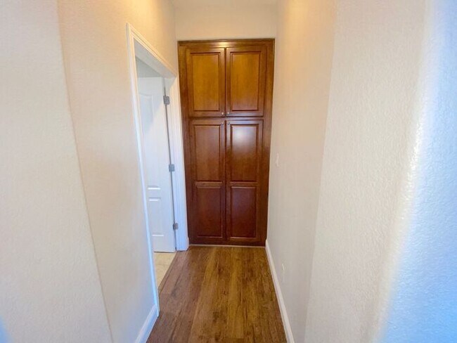 Building Photo - Top of the Hill - Gorgeous 5 Bedroom 3 Bat...