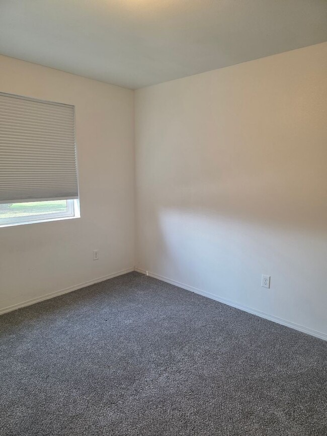 Building Photo - 2 bed 1 bath duplex in the country with park like setting close to town