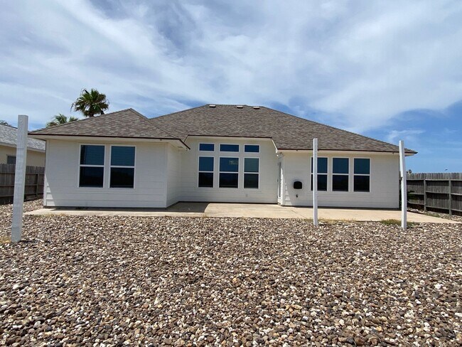 Building Photo - UPDATED 4 BEDROOM IN COQUINA BAY!