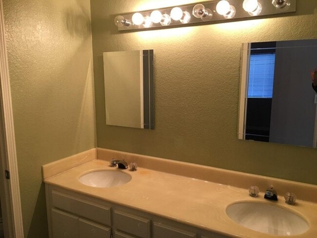 Building Photo - 2 Bed, 2 1/2 Bath Townhome with Bonus Room