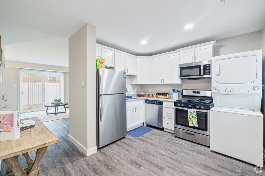 Kitchen - Crystal Lakes Apartments