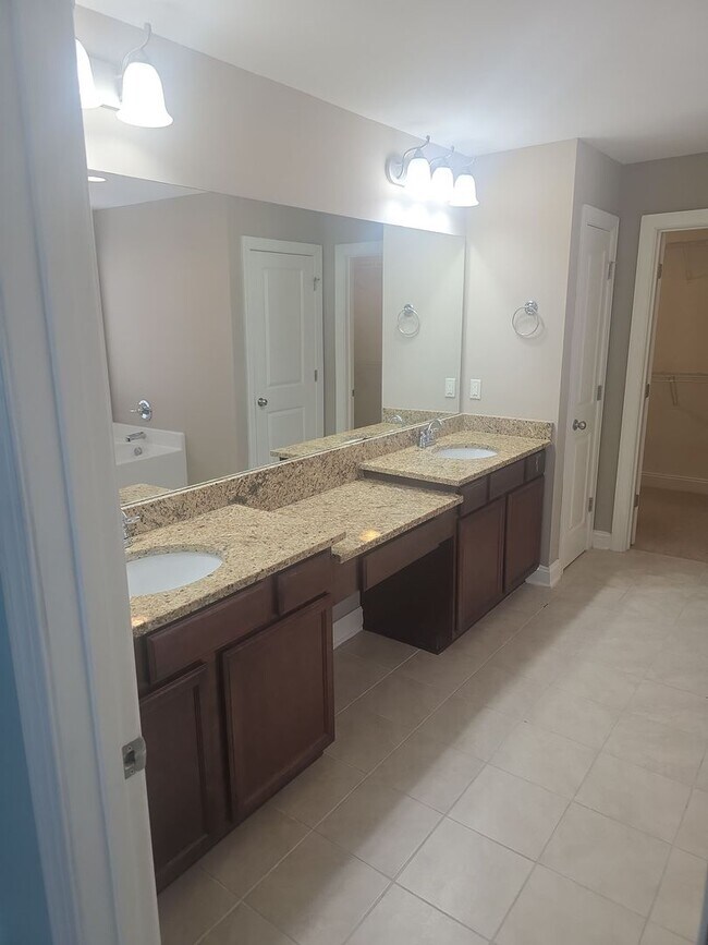 Building Photo - The Manors at White Knoll