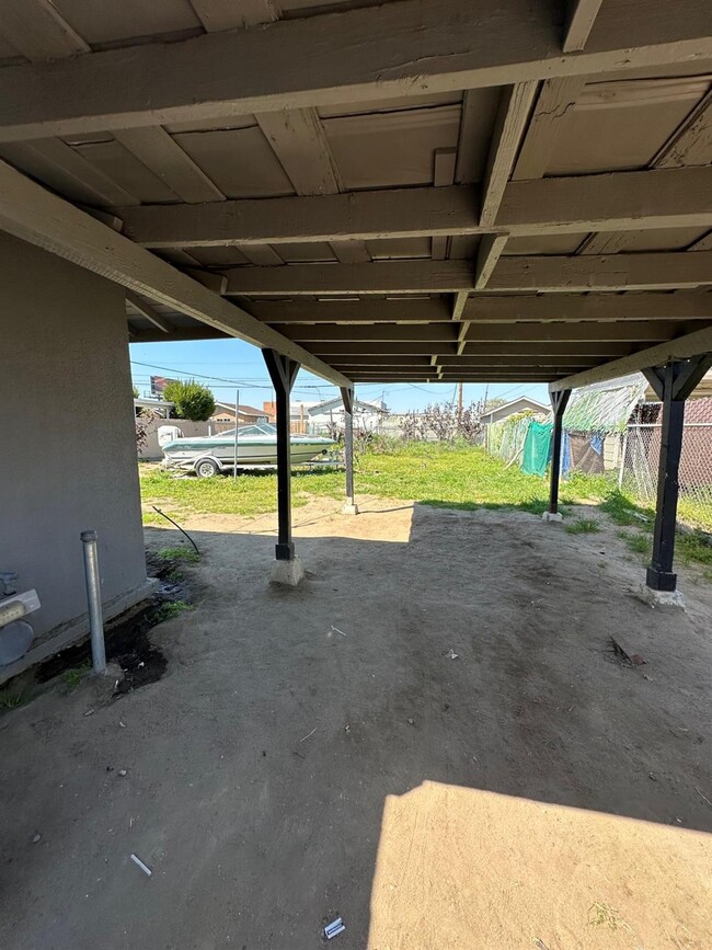 Building Photo - 3143 E Clay Ave