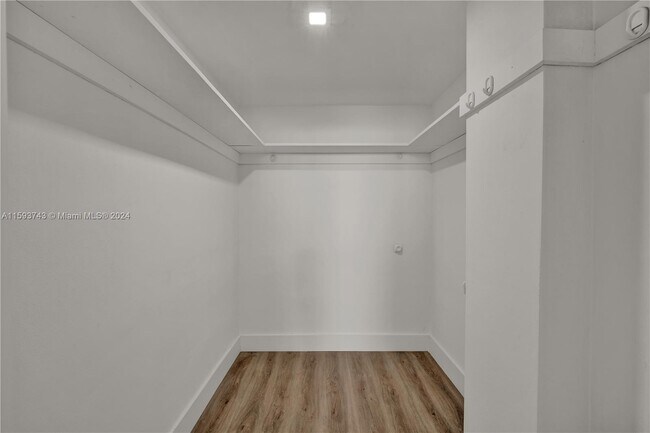 Building Photo - 9500 W Bay Harbor Dr