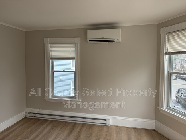 Building Photo - 143 S Elm St