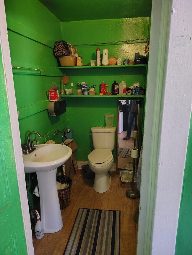 Building Photo - 353 W 26th St