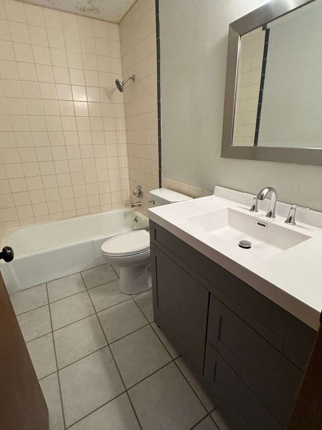 Building Photo - 2 bedroom duplex