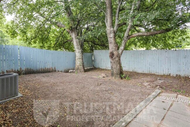 Building Photo - 932 Maplewood Dr