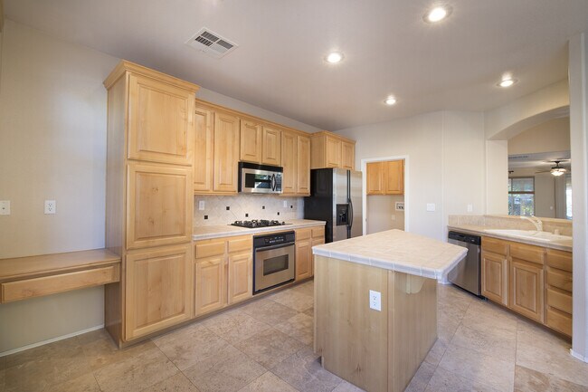 Building Photo - SUMMERLIN Home 3 Bedrooms + Small Loft - M...