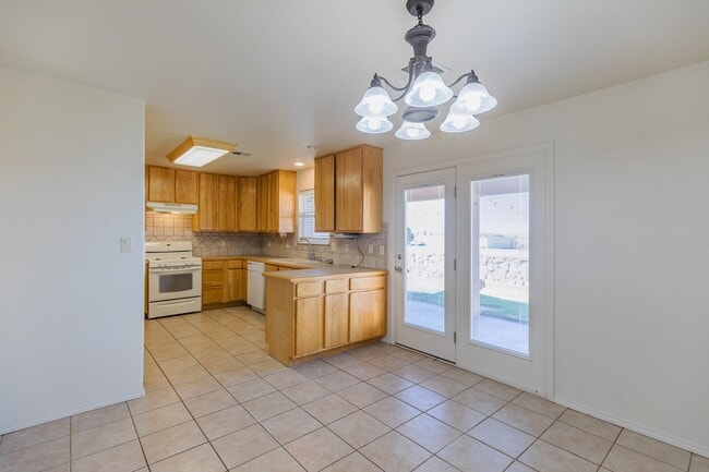 Building Photo - Beautiful Home W/Solar Panels