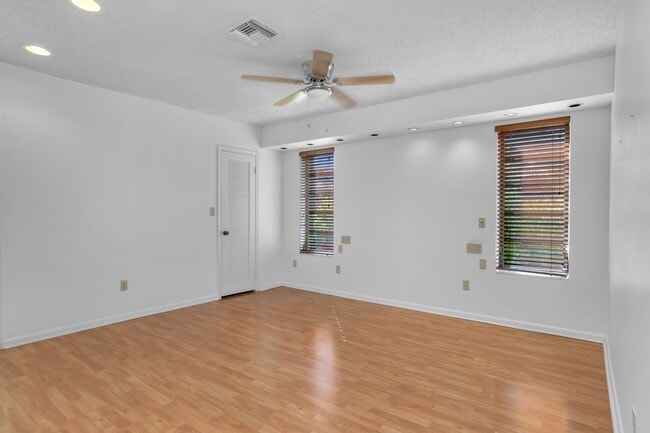 Building Photo - Beautiful home in quiet neighborhood