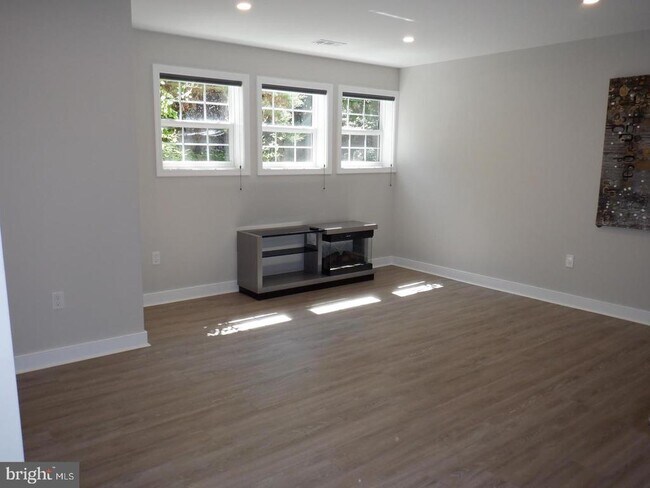 Building Photo - 830 Santmyer Dr SE