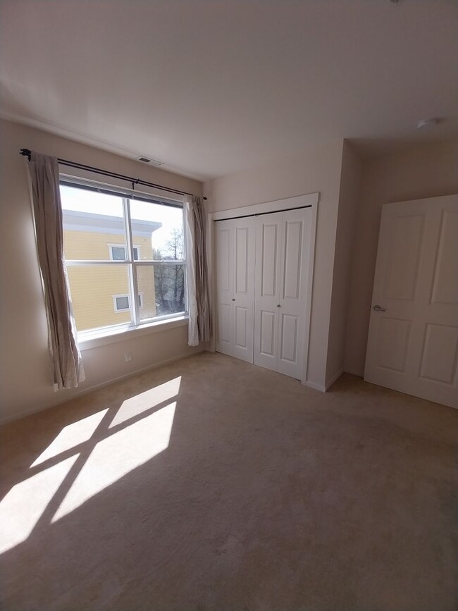 Building Photo - Beautiful 2 beds/1.75 baths condo in sough...