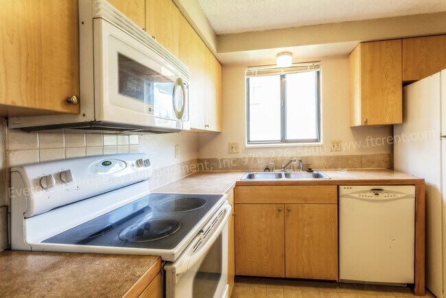 Building Photo - 915/917 Camelot Court