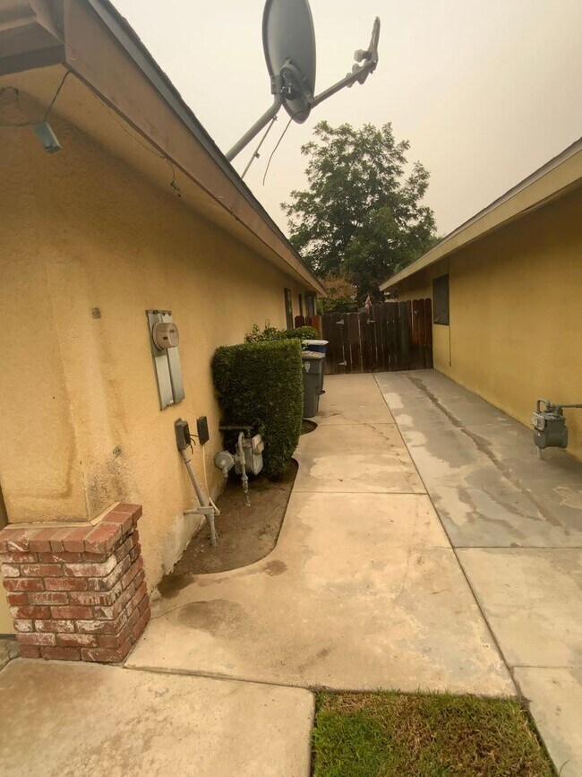 Building Photo - 3 br, 2 bath House - 404 N. Renn Ave