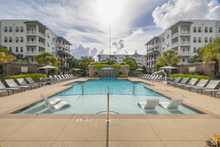 Pool - Bridgeside at Patriots Point