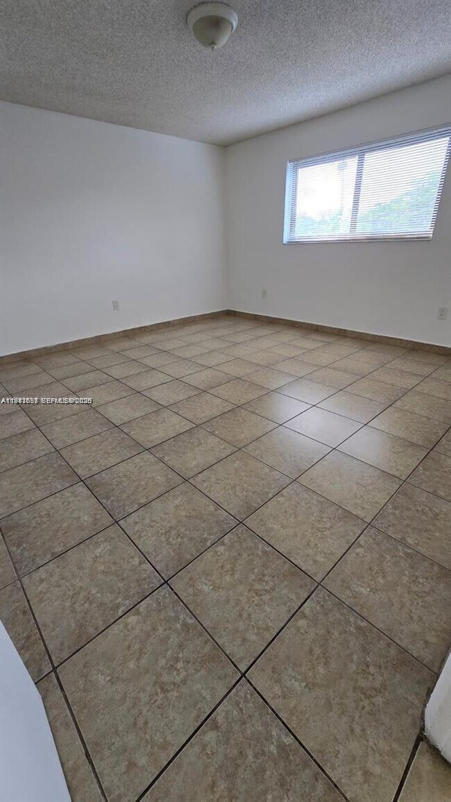 Building Photo - 690 NE 123rd St