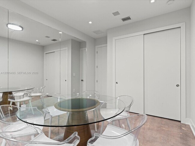 Building Photo - 16650 Sunset Way