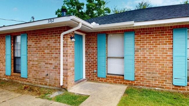 Building Photo - Updated 3/2 with Granite Counters and Stai...
