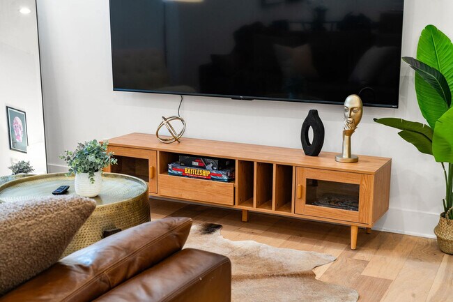 Building Photo - 1941 W Augusta Blvd