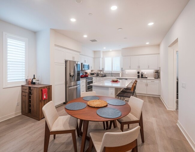 Building Photo - Newer townhome rental located in the gated One Seven Eight community!