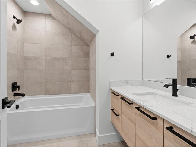 Building Photo - Beautiful Greenwood Townhome with Rooftop ...