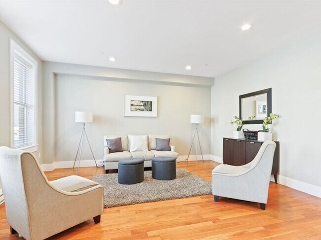 Building Photo - 525 E 7th St