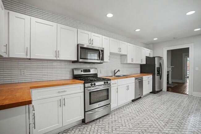 Building Photo - 2 Bedroom Charmer with Sundeck, Wood Floors, and High Ceilings