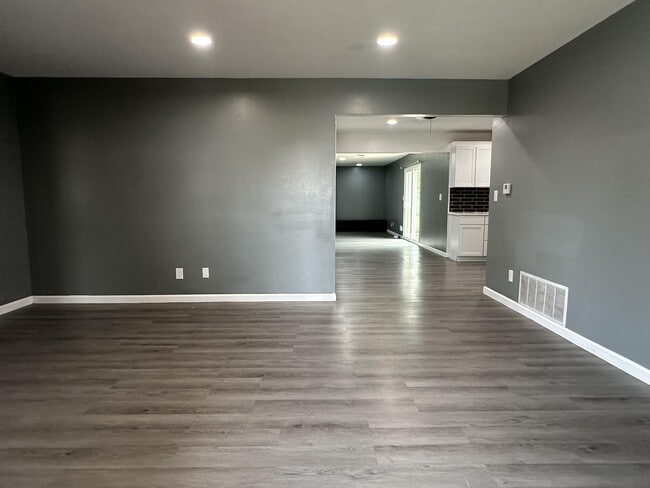 Building Photo - 3633 Buffalo Dr