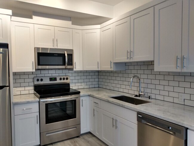 Building Photo - 2 BD /1 BA Granite Countertops, Washer/Dry...