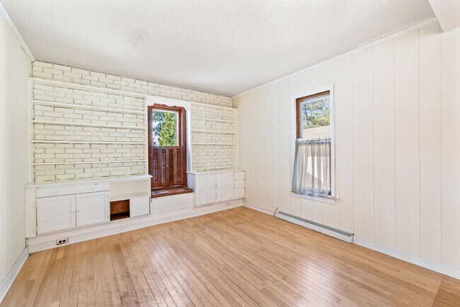 Building Photo - Charming 3 Bedroom, 2 Bath Home with Abund...