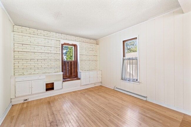 Building Photo - Charming 3 Bedroom, 2 Bath Home with Abundant Space & Natural Light