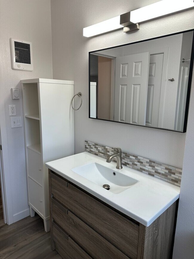 Building Photo - Beautifully updated 2 bedroom 1 bath duplex in a great neighborhood!