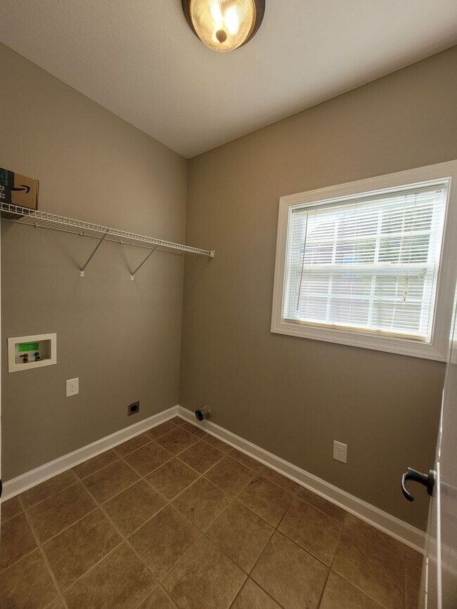 Building Photo - - Majestic 3 Bedroom 2.5 Bath + Bonus Room...
