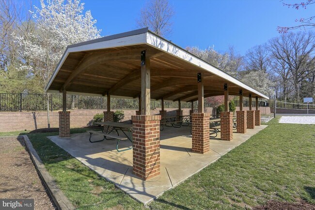Building Photo - 217 Highland Ridge Ave
