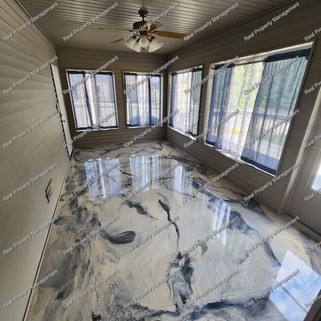 Building Photo - Gorgeous 4 Bedroom Ranch