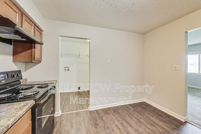 Building Photo - 961 Valley View Dr