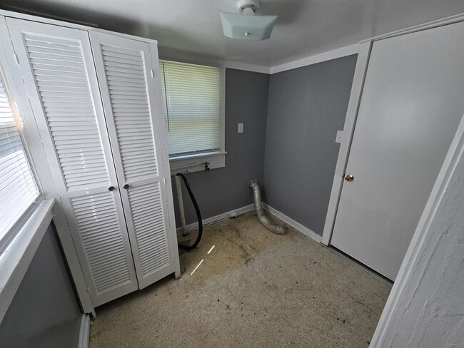 Building Photo - 1122 E 6th Ave