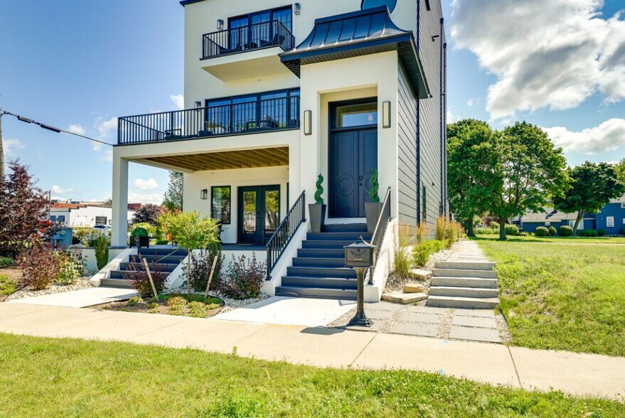 Ground floor unit with 5 steps - 411 S Rath Ave