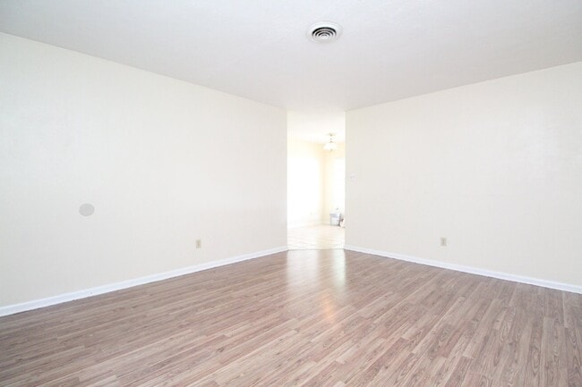 Building Photo - HUD Accepted! 3BR/2BA West Pensacola Home – Fenced Yard