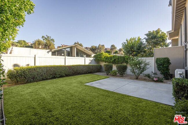 Building Photo - 4171 Del Mar Ave