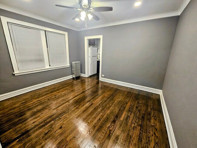 Building Photo - 6545 N Francisco Ave