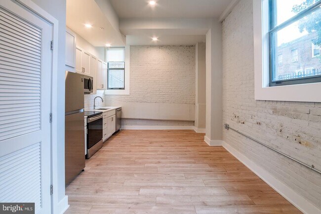 Building Photo - 1300 S 19th St