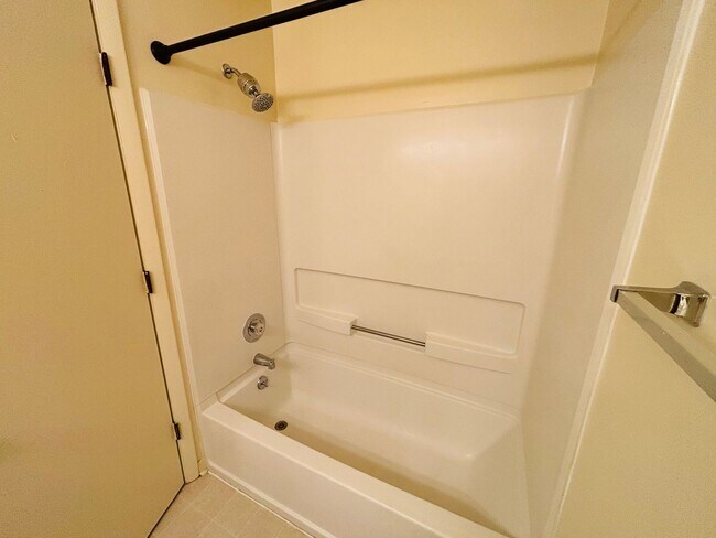 Building Photo - Efficiency 1 Bathroom Condo