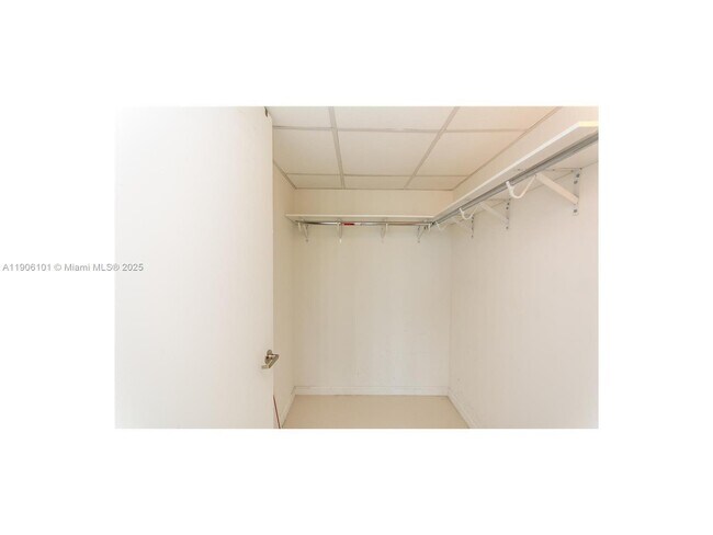 Building Photo - 495 Brickell Ave