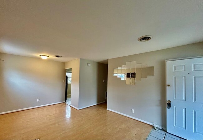 Building Photo - 3 Bedroom! Available Now!