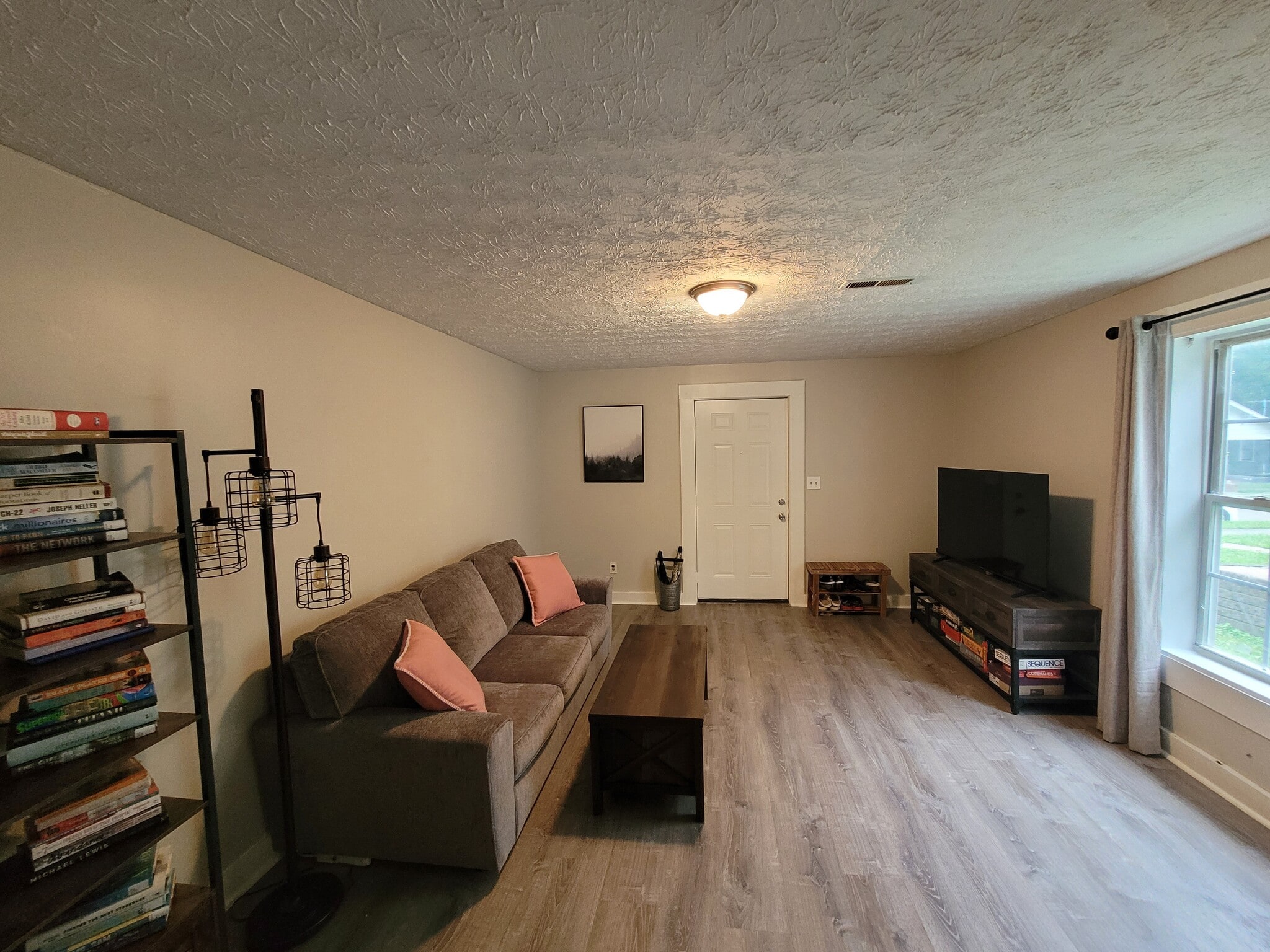 Building Photo - 2455 Woodbine Ave