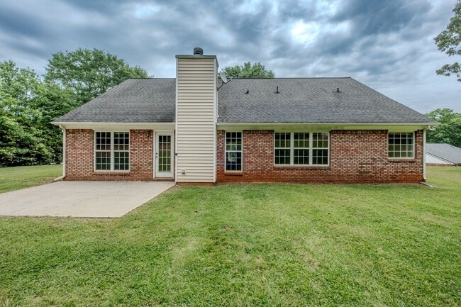 Building Photo - Beautiful 4 Bedroom Home on Large Private Lot in Hoschton