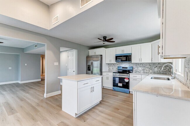 Building Photo - 1727 Cloister Dr