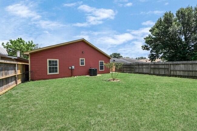 Building Photo - 11643 Antoine Dr